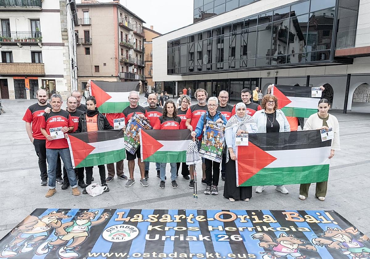 Miembros de la organización y de Lasarte-Oria Palestinarekin Herri Ekimena en la presentación.