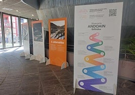 Bi alternatiben panel informatiboak, Basteroko sarreran.