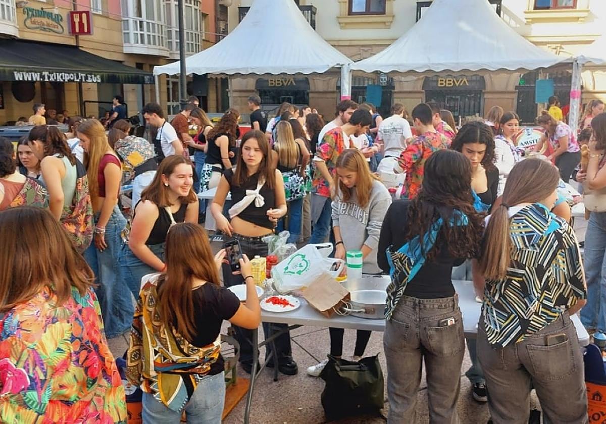 Eguerdi partean, Koadrilek paella lehiaketan hartuko dute parte Musika Plazan, gero bazkaltzeko.