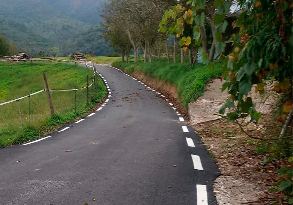 La carretera de Txara asfaltada y recién pintada.