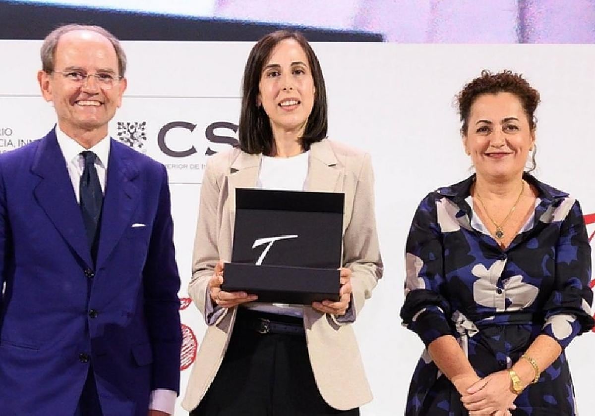 Erika Domínguez Romero con el galardón.