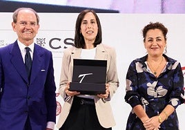 Erika Domínguez Romero con el galardón.