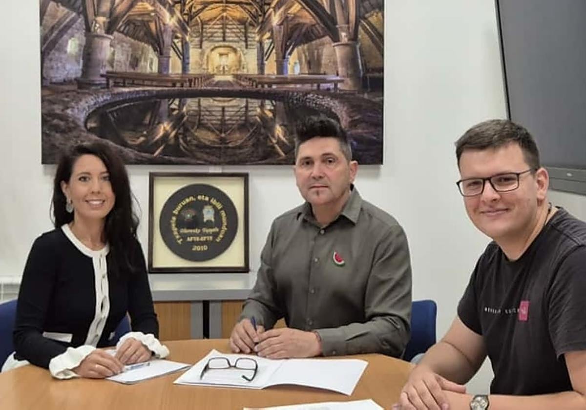 Azahara Domínguez, Mikel Serrano e Iñaki Mendiluce en la reunión de este jueves.