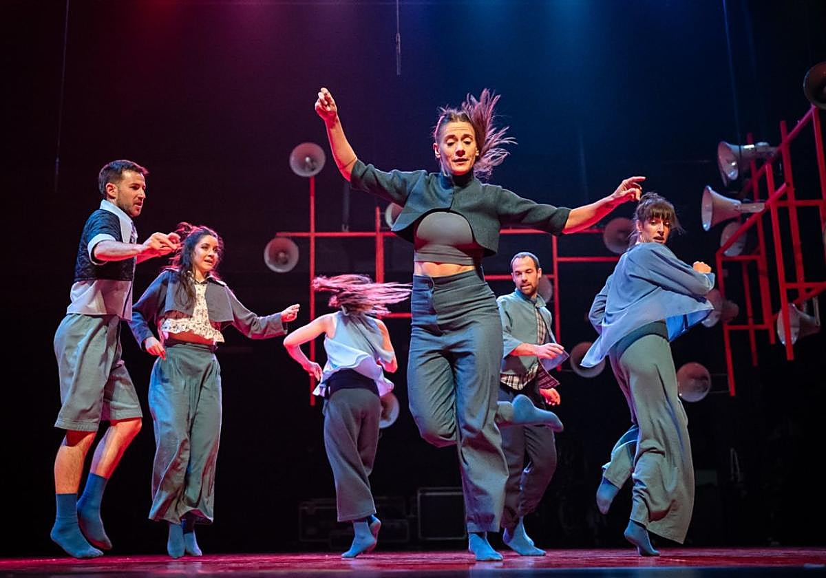 Los bailarines de Haatik durante una representación del espectáculo 'OTS' en el Centro Bastero de Andoain.