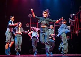 Los bailarines de Haatik durante una representación del espectáculo 'OTS' en el Centro Bastero de Andoain.