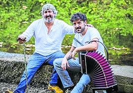 Jon Garmendia 'Txuria' eta Xabi Solano, 'Bidasoatik harago' ikuskizunaren irudi promozionalean.