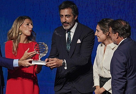 La vicepresidenta Yolanda Díaz, Juan del Val, la finalista Ángela Banzas y José Creuheras, presidente de Planeta.