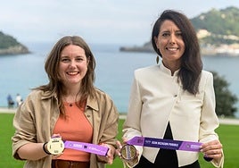 Maialen Arizkorreta, responsable de Marketing de la Behobia – San Sebastián y Azahara Domínguez, Diputada foral de Movilidad, Turismo y Ordenación del Territorio de Gipuzkoa muestran la medalla en el donostiarra Palacio de Miramar