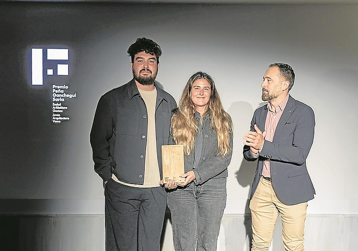 Los arquitectos de AMA, con el galardón junto a Itxaso.
