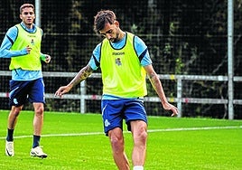 Brais Méndez da un pase durante un entrenamiento en Zubieta