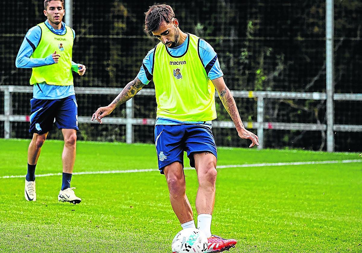 Brais Méndez da un pase durante un entrenamiento en Zubieta