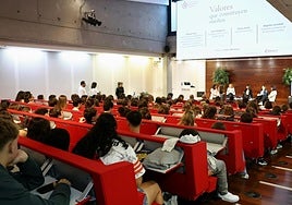 Unos cien jóvenes de colegios de Donostia durante el acto de la Cámara.