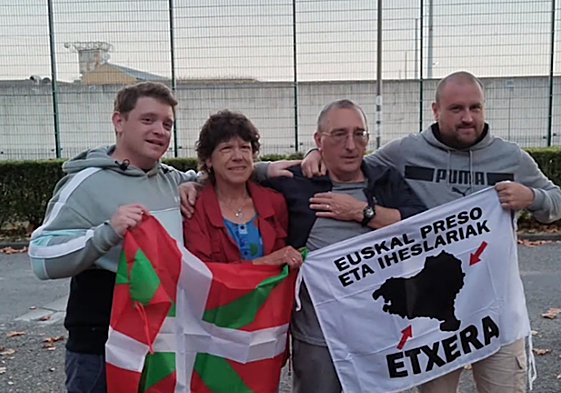 Jakes Esnal, en el centro de la imagen, en su salida de la cárcel.