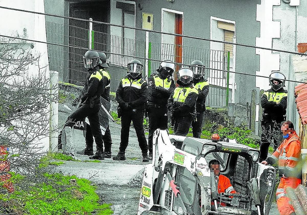 Retenía a su madre de 84 años en un caserío de Bilbao entre basura y gatos muertos