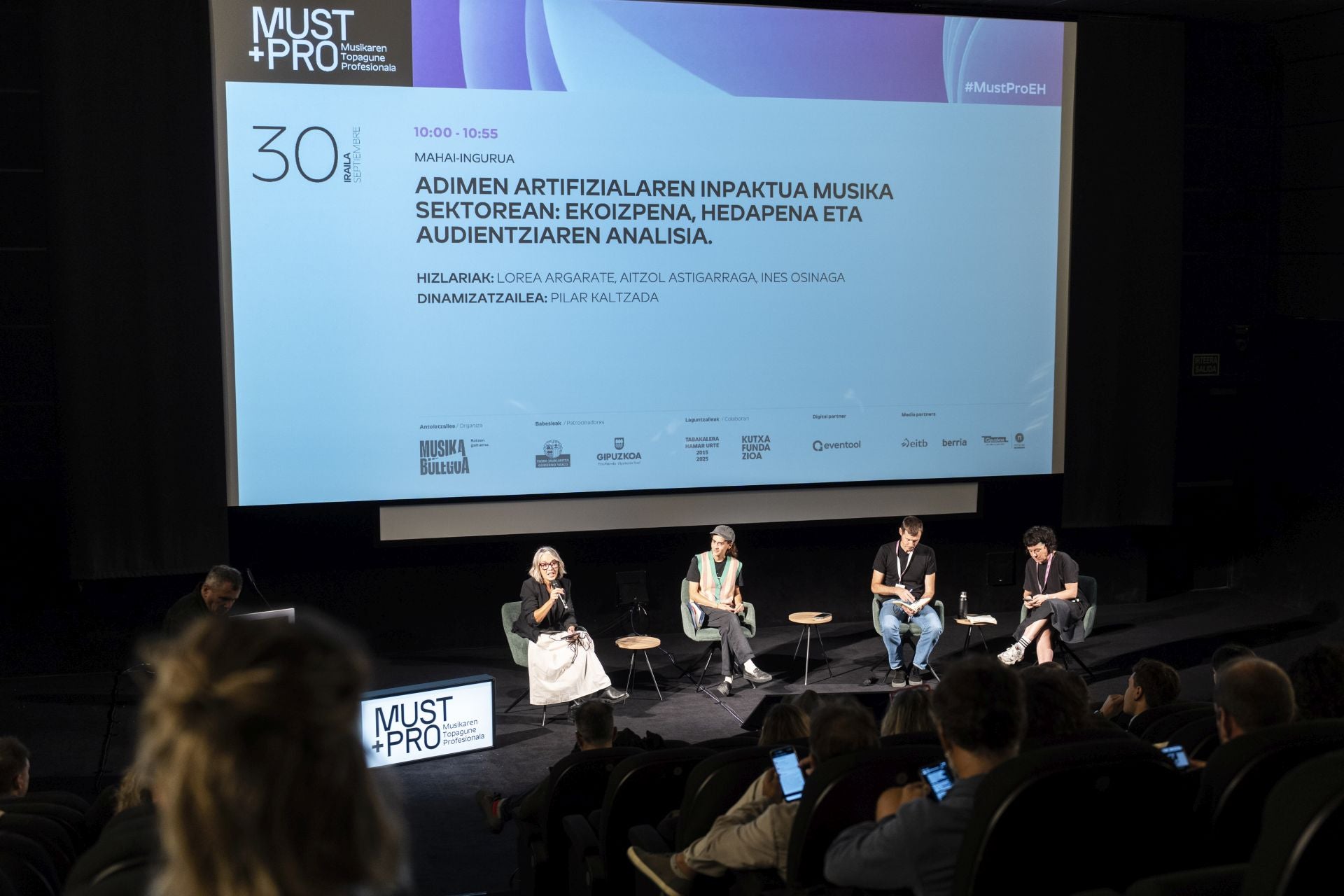 Tabakaleran burutu zen topaketan antolatutako solasaldi bat.