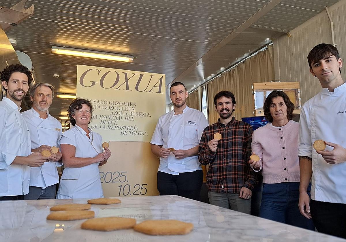 Representantes de Gorrotxategi, Eceiza, Gozona, Aradulce, Ayuntamiento y la asociación de apicultores guipuzcoanos, con la galleta Abaraska.