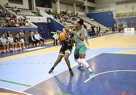 Khadija Faye trata de lanzar a canasta ante la defensa de Dongue, este sábado en el Gasca.