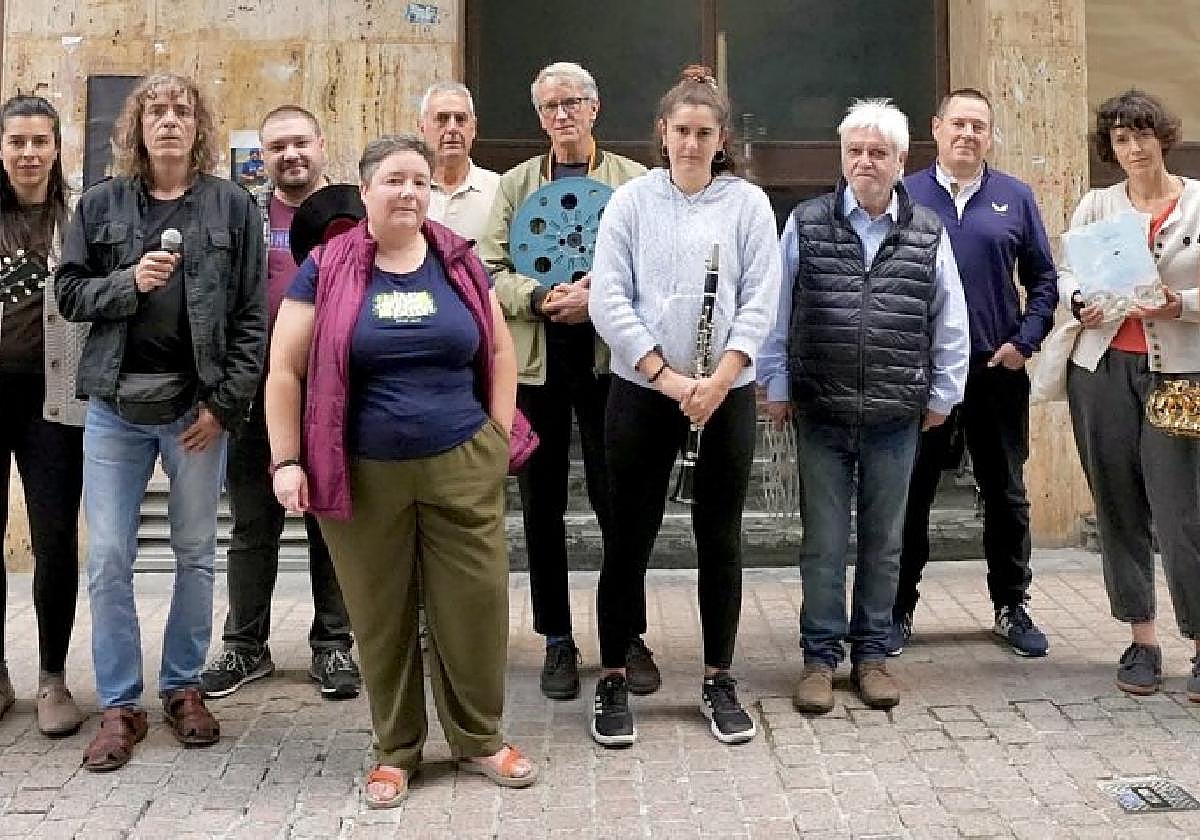 Representantes de los agentes culturales de Deba que han solicitado aplazar la compra del Zubelzu, en el exterior del histórico cine.