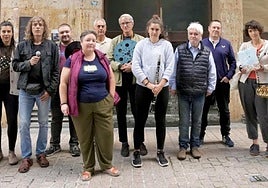 Representantes de los agentes culturales de Deba que han solicitado aplazar la compra del Zubelzu, en el exterior del histórico cine.