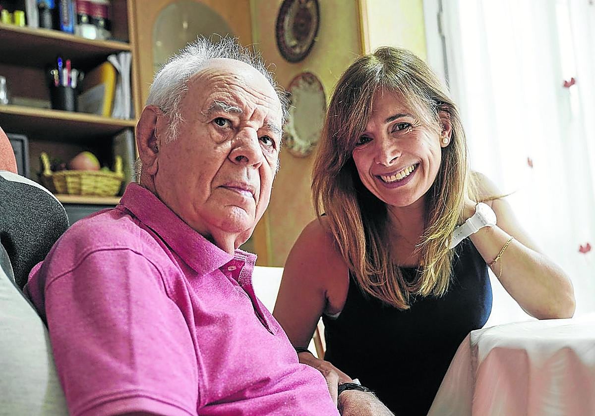 Familia. Eva Lasa agarra con ternura a su padre, diagnosticado de alzhéimer.