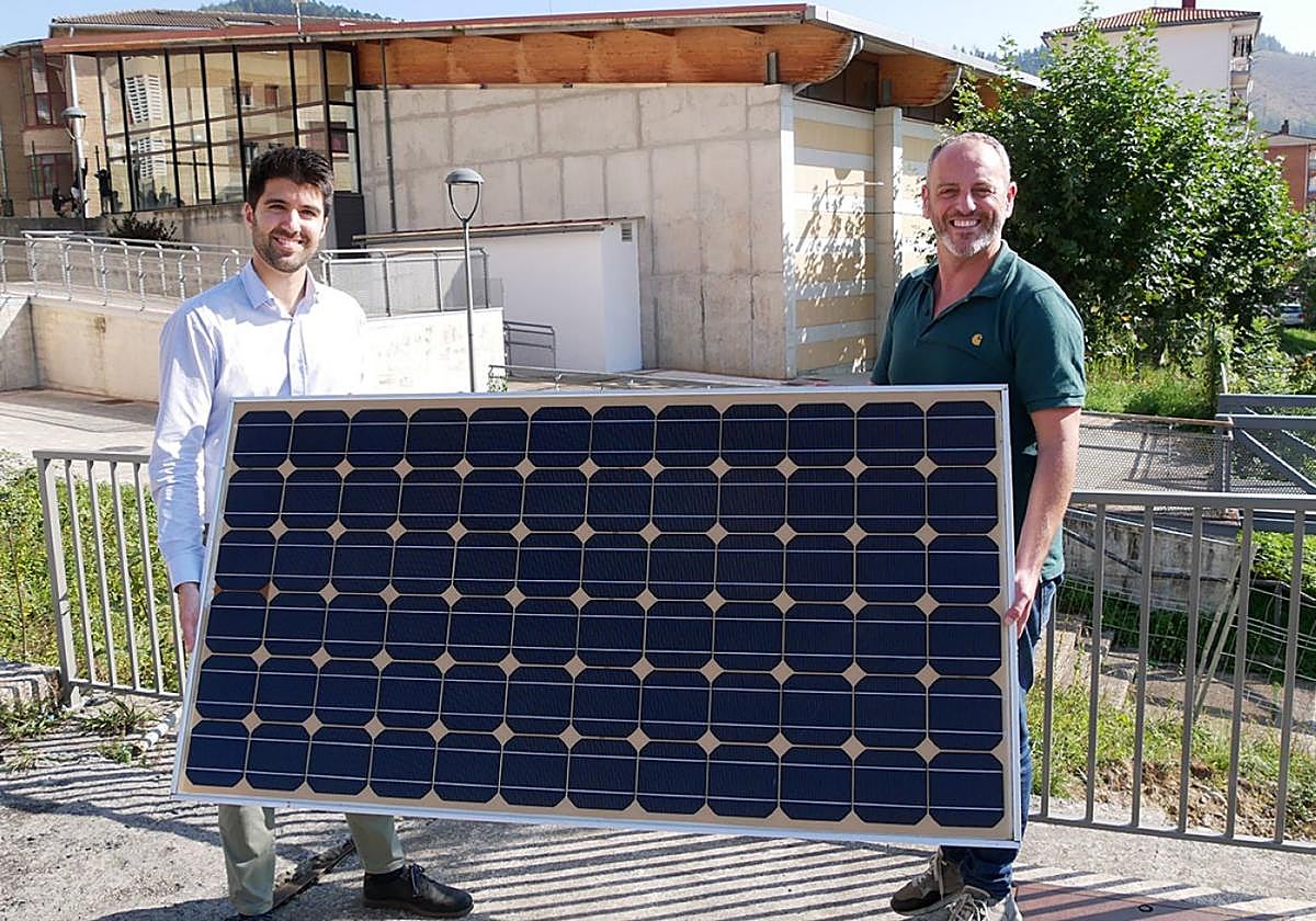 Josu Etxebarria, técnico de Edinor, y Óscar Valbuena, presidente de la TEK y edil de Desarrollo Sostenible.