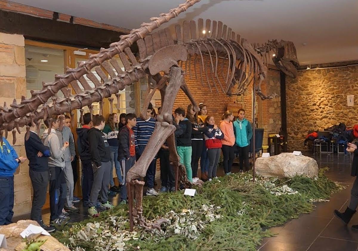 Un grupo de alumnos escucha las explicaciones de una responsable del museo mineralógico y paleontológico de Urretxu.