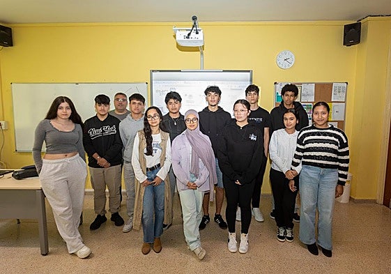 Los alumnos de Leizaran BHI posanen clase junto a Manu Millán.