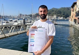 El concejal de Medio Ambiente, Iraitz Pazos, con el cartel que anuncia las actividades en Pasaia.