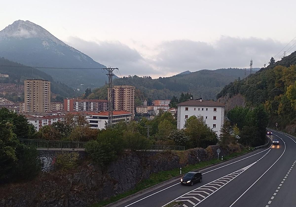 Viviendas del barrio de San Josepe, de color blanco, al lado de la variante GI-627.