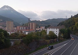 Viviendas del barrio de San Josepe, de color blanco, al lado de la variante GI-627.