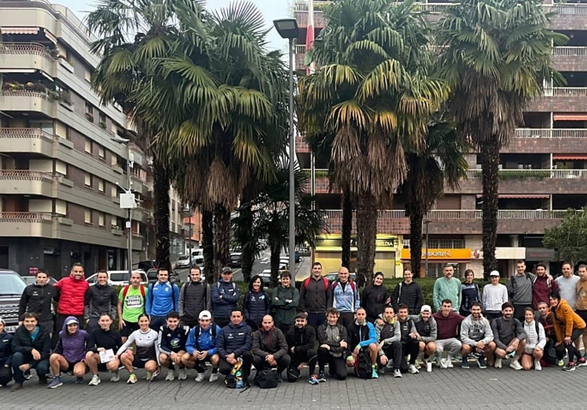 Pasa den urteko korrikalari beasaindar taldea bus geltokian.