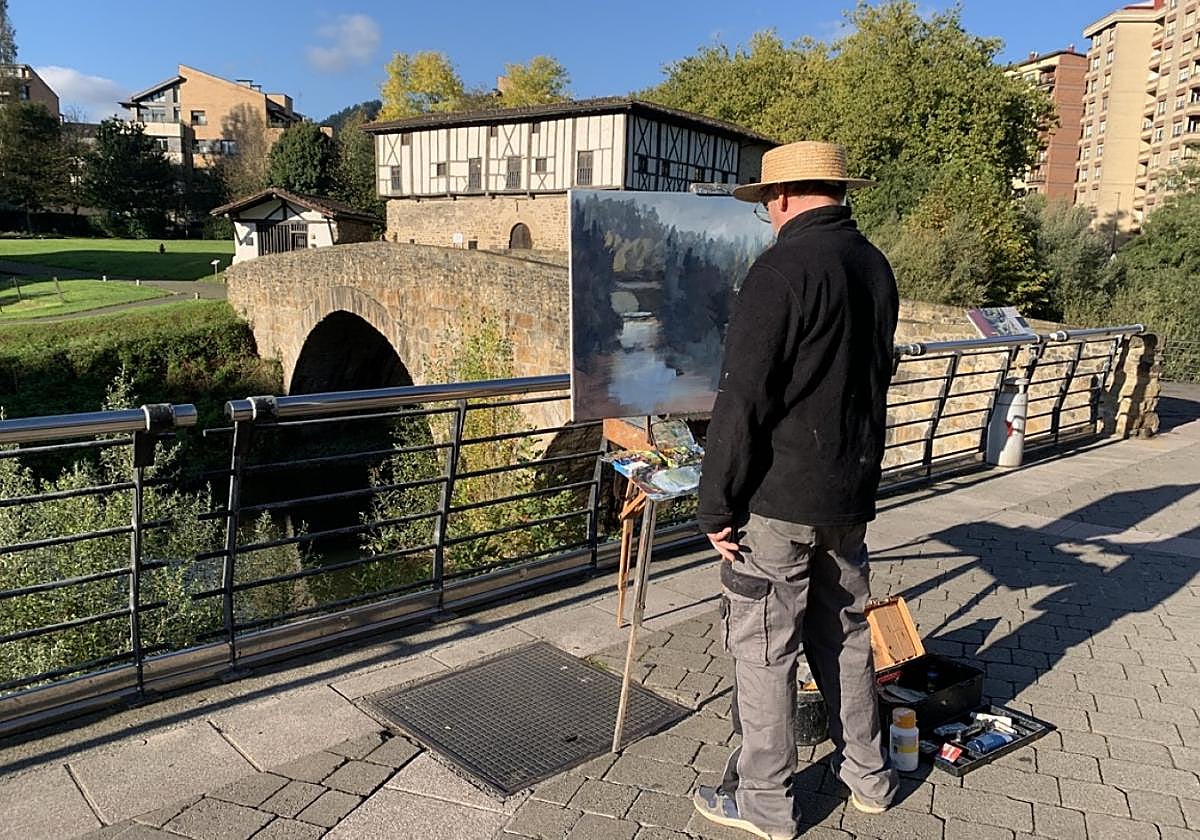 Un participante del concurso celebrado el pasado año, retratando el conjunto monumental de Igartza.