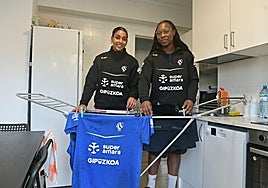 Las jugadoras del Super Amara Bera Bera Carmen Arroyo y Lyndie Tchaptchet posan en la cocina de su casa.
