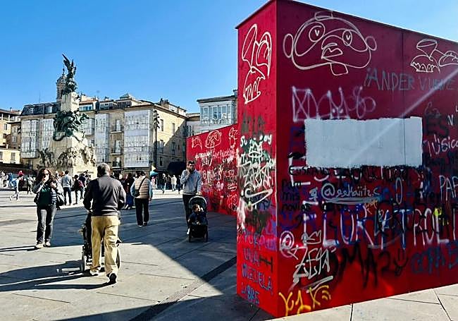 Las pintadas se han eliminado con pintura blanca.