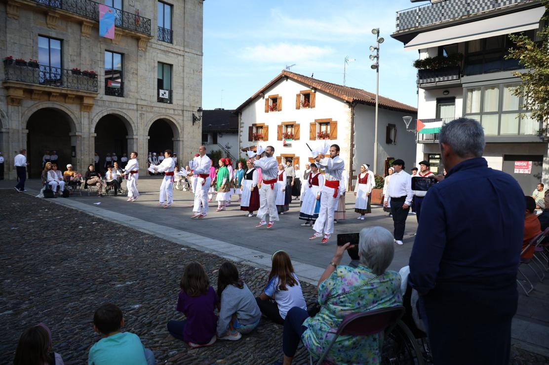 Astigarraga pone la guinda a la Kultur Astea con cien dantzaris