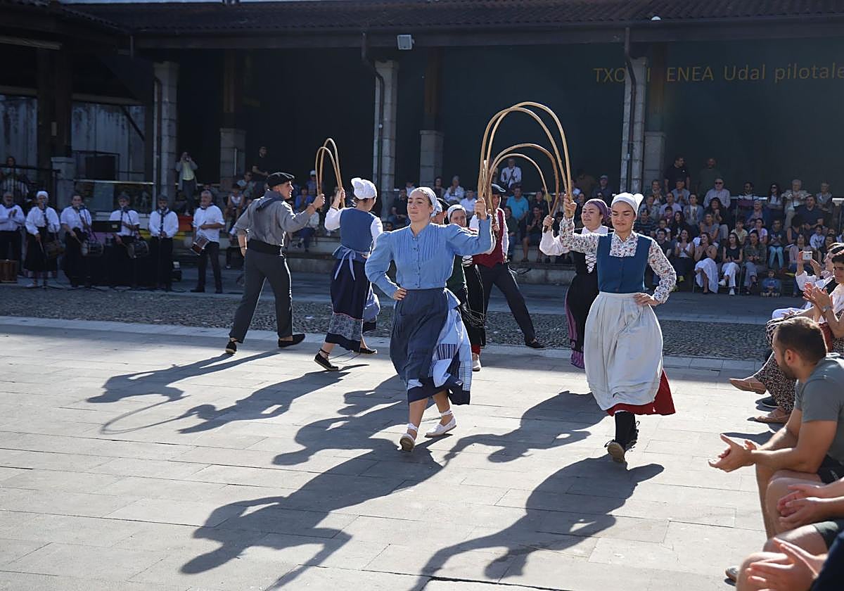 Astigarraga pone la guinda a la Kultur Astea con cien dantzaris