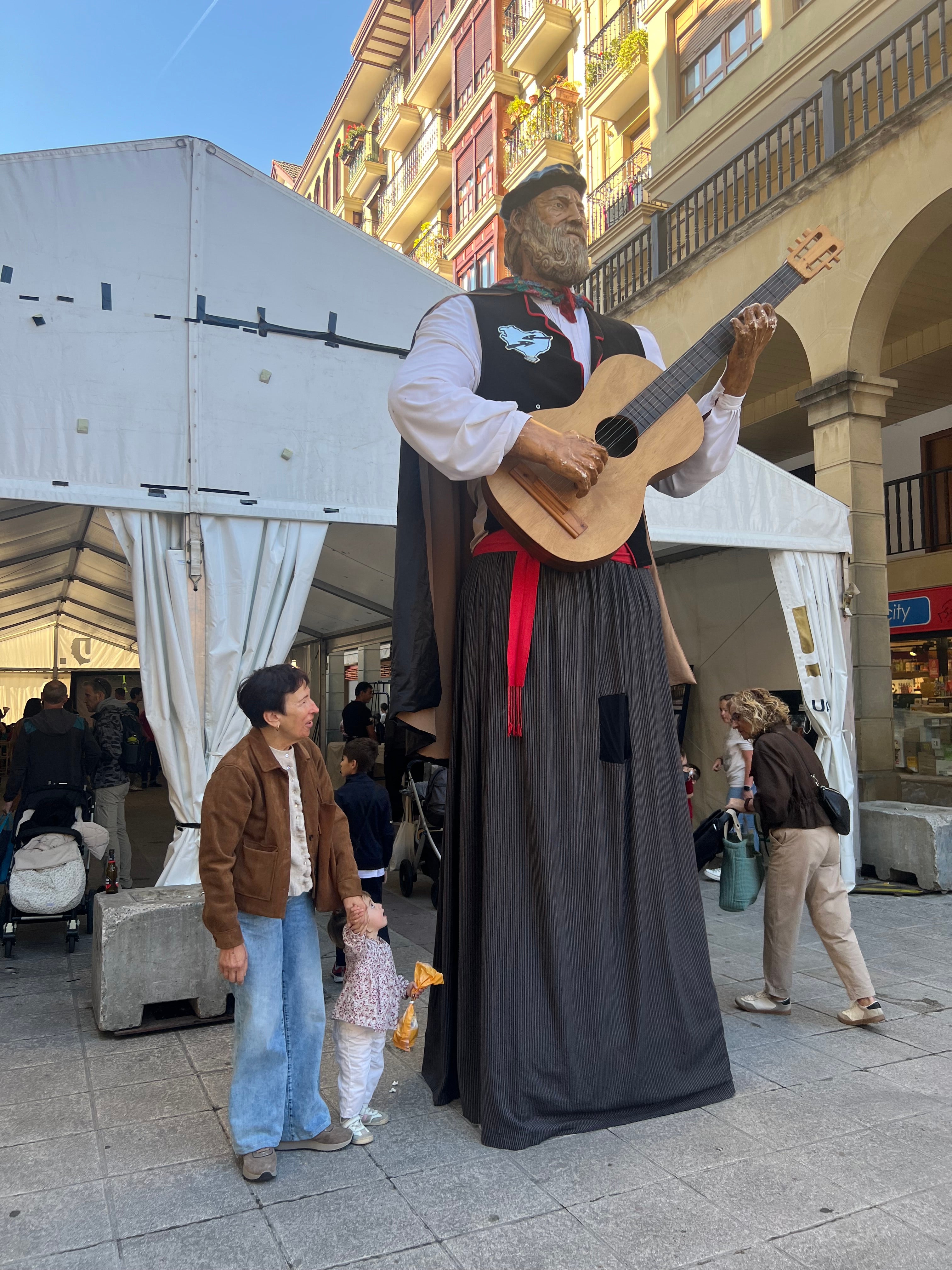 Los gigantes y cabezudos toman las calles Urretxu