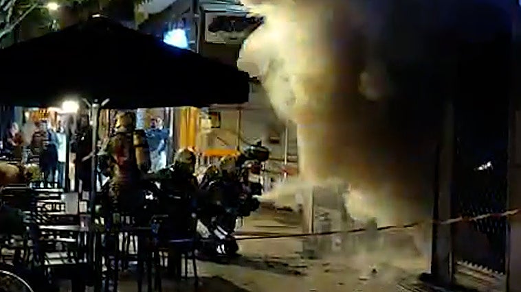 Susto en un bar de Amara de San Sebastián al arder la freidora e incendiarse todo el local: «Se ha quemado todo, hasta el toldo»