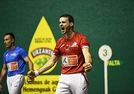 Altuna celebra uno de sus tantos, este sábado en el Astelena, con Bakaikoa al fondo.