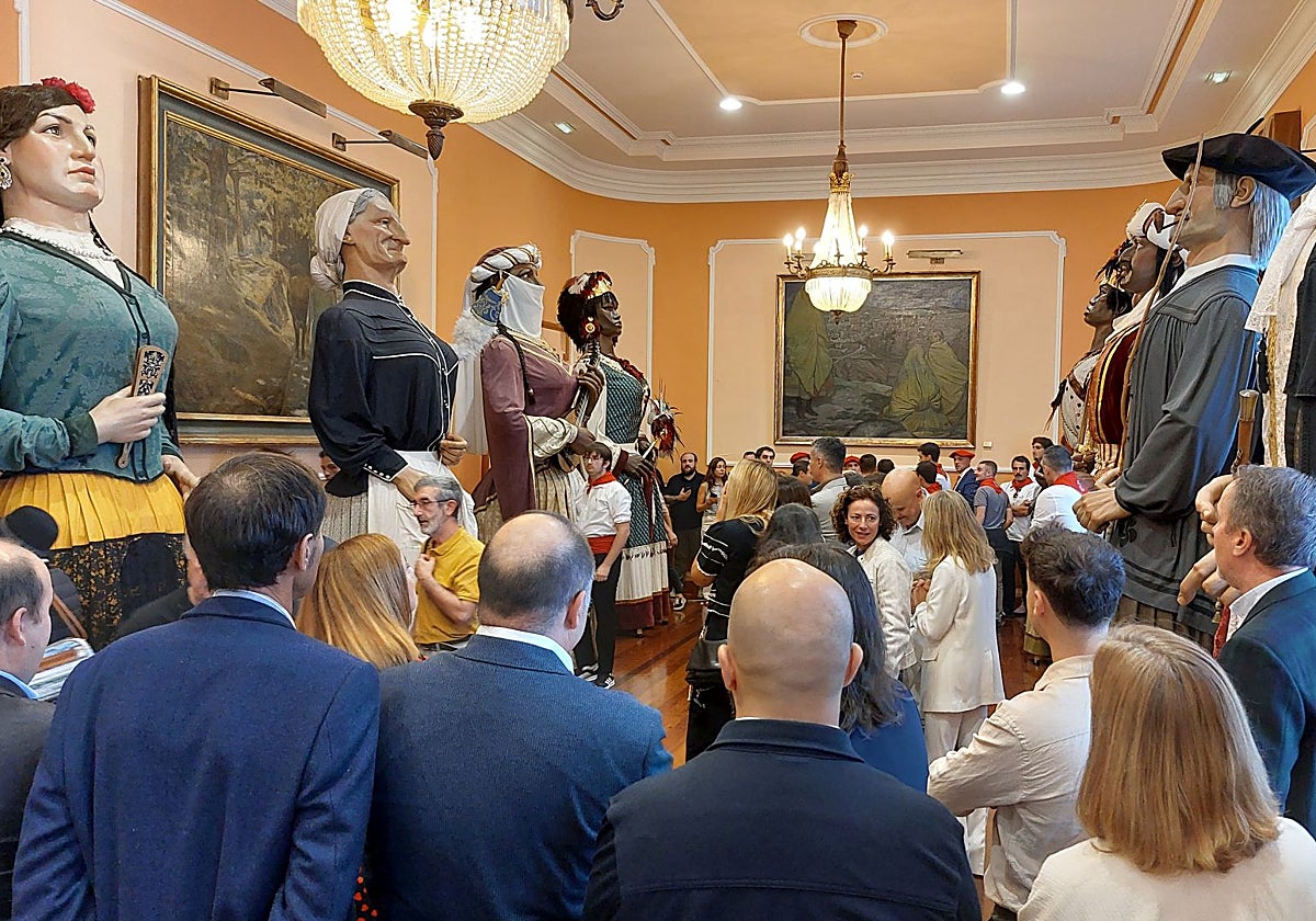 Los gigantes de la sociedad Irungo Atsegiña bailaron dentro de la Sala Capitular