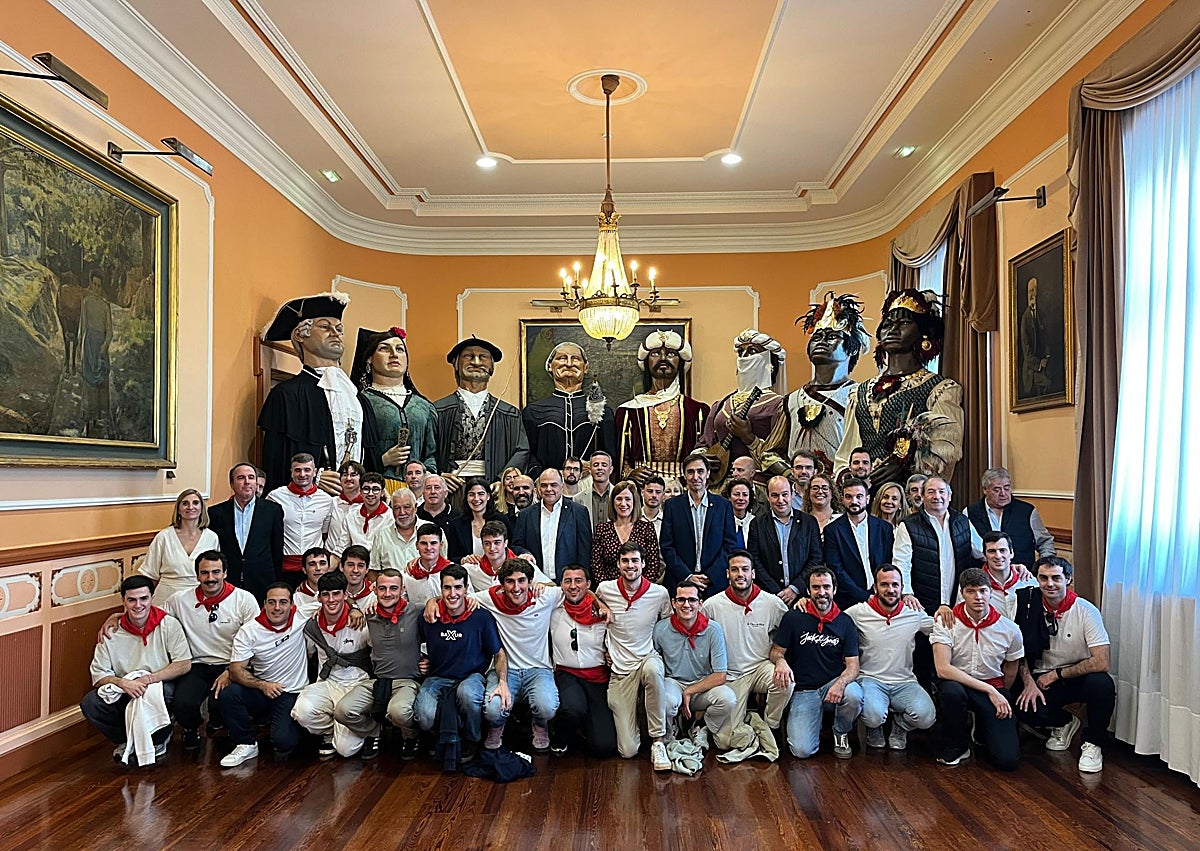 Imagen secundaria 1 - El Ayuntamiento entrego a Irungo Atsegiña una ilustración del Día de San Pedro. durante un acto en el que comparseros y gigantes llenaron la sala capitular