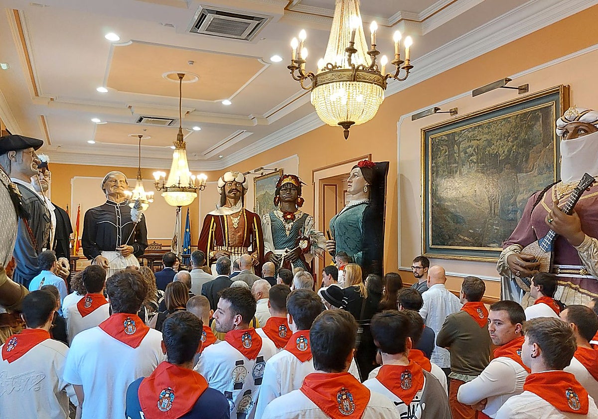 Imagen principal - El Ayuntamiento entrego a Irungo Atsegiña una ilustración del Día de San Pedro. durante un acto en el que comparseros y gigantes llenaron la sala capitular