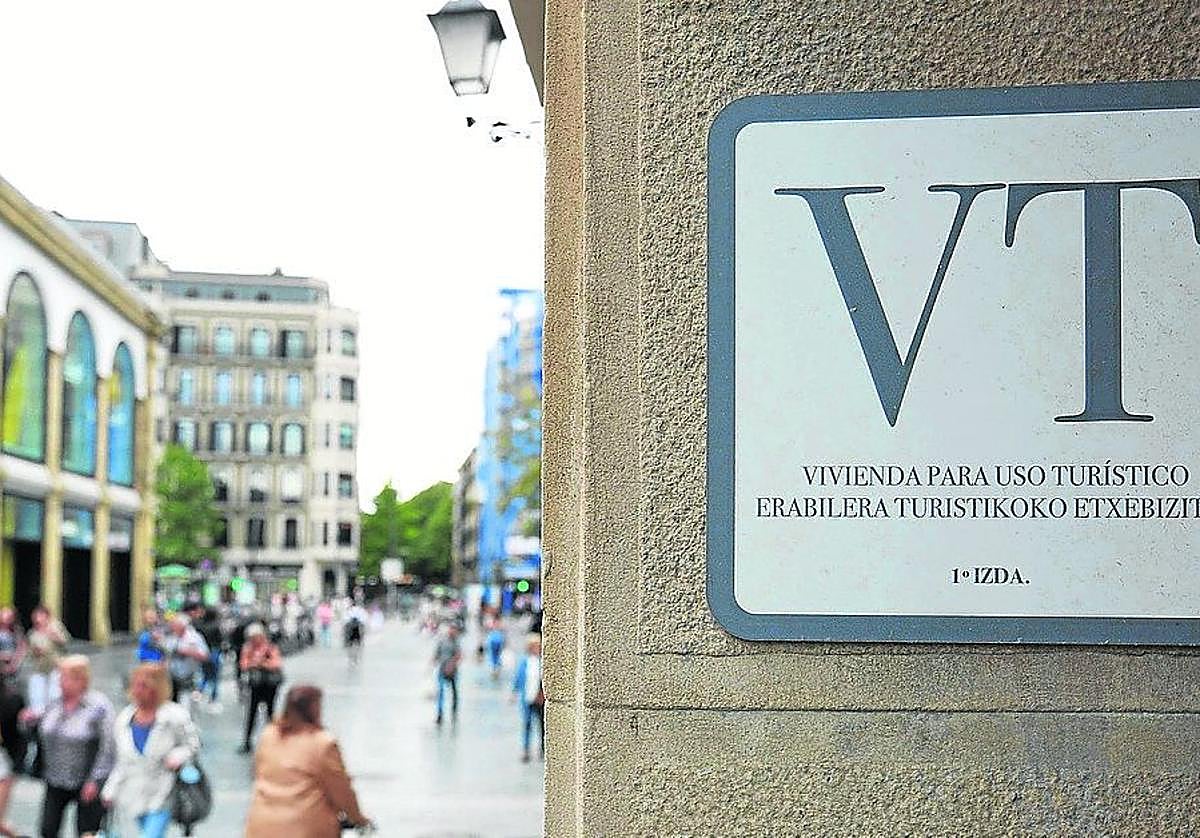 Cartel indicativo de la presencia de una vivienda para uso turístico.