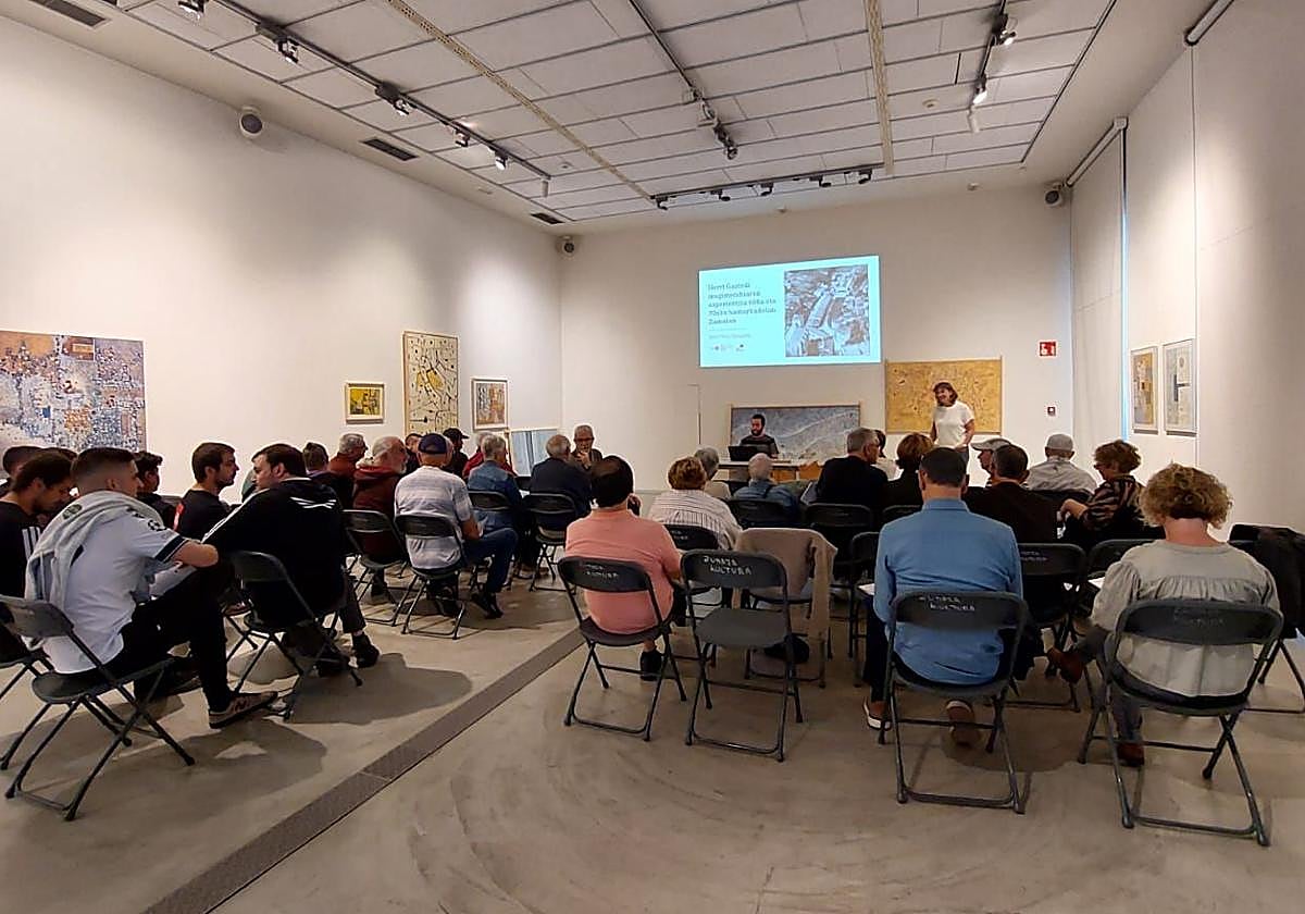 Aitor Tenak 'Harri gorritik tiraka' liburuxkaren aurkezpena egin zuen Oxford aretoan.