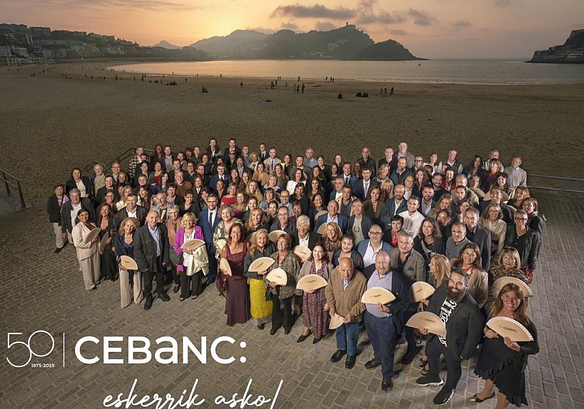 Los asistentes al festejo, posaron antes en la playa de La Concha.