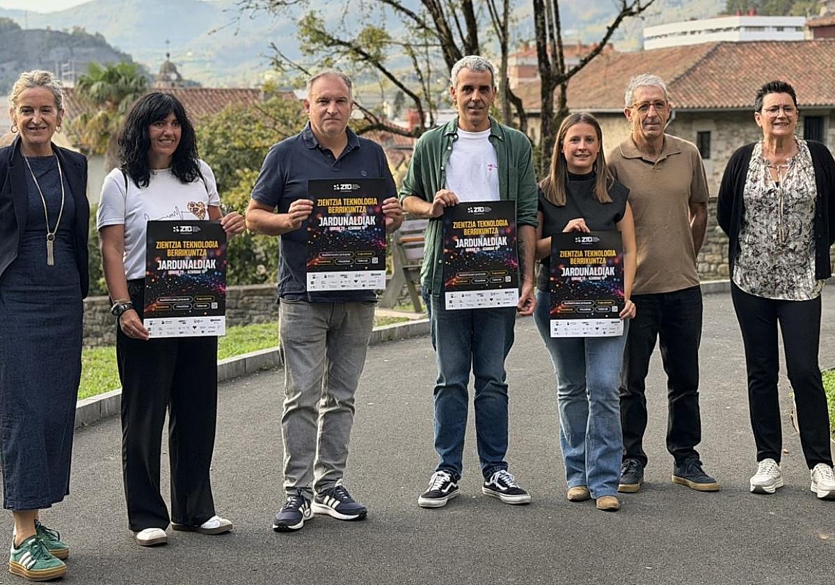 XZTB jardunaldien egitarauaren aurkezpenean parte hartu zuten entitate desberdinetako ordezkariak.