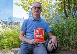 Javier Maestro posa con un ejemplar del nuevo libro que publica.