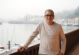 El alcalde de Pasaia, Teo Alberro Bilbao, en el balcón del Palacio Arizabalo.