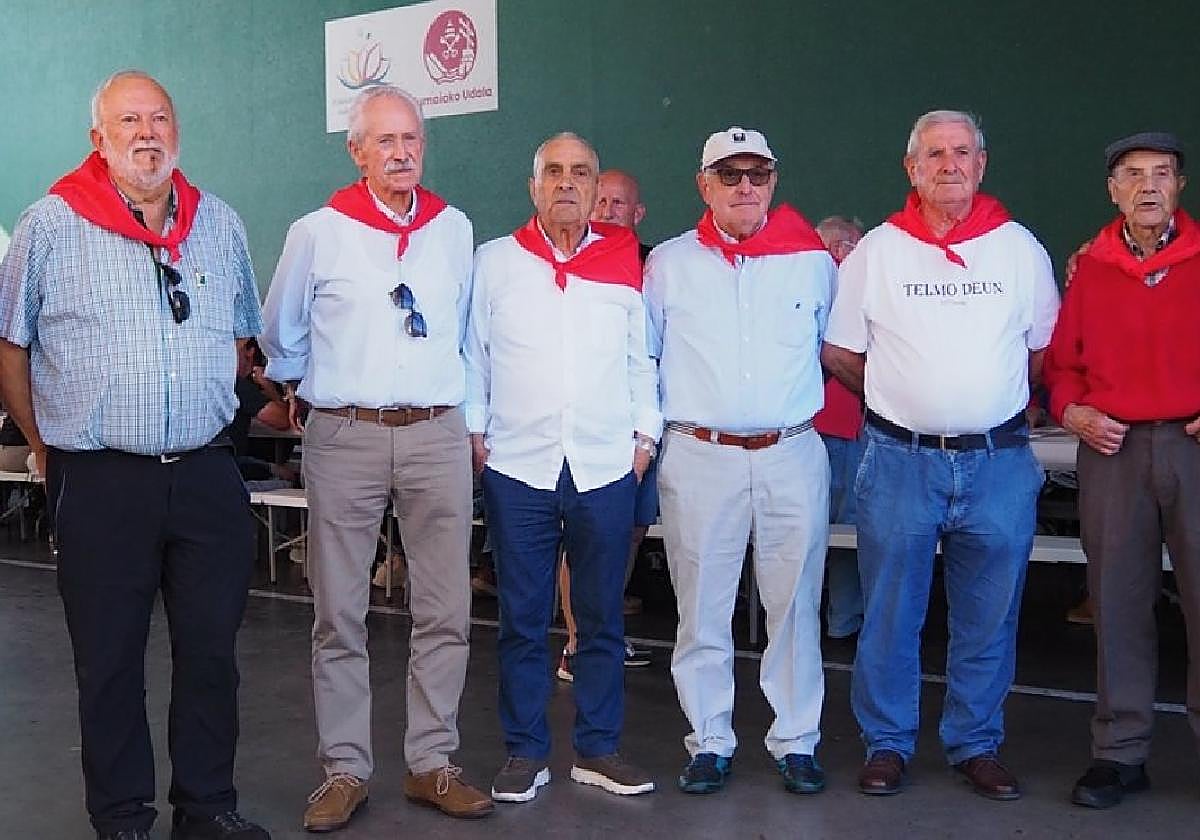 Zumaiako arraun elkartearen sorreraren 50. urteurrena ospatu zuten atzo Sagarbideko frontoian eta 200 lagun inguru bildu ziren.
