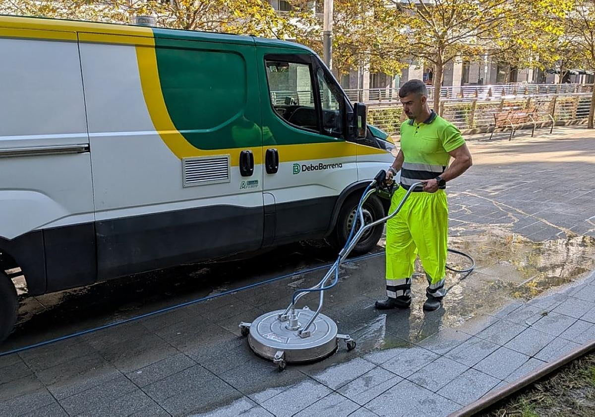 Un operario de la Mancomunidad limpiando en Eibar.